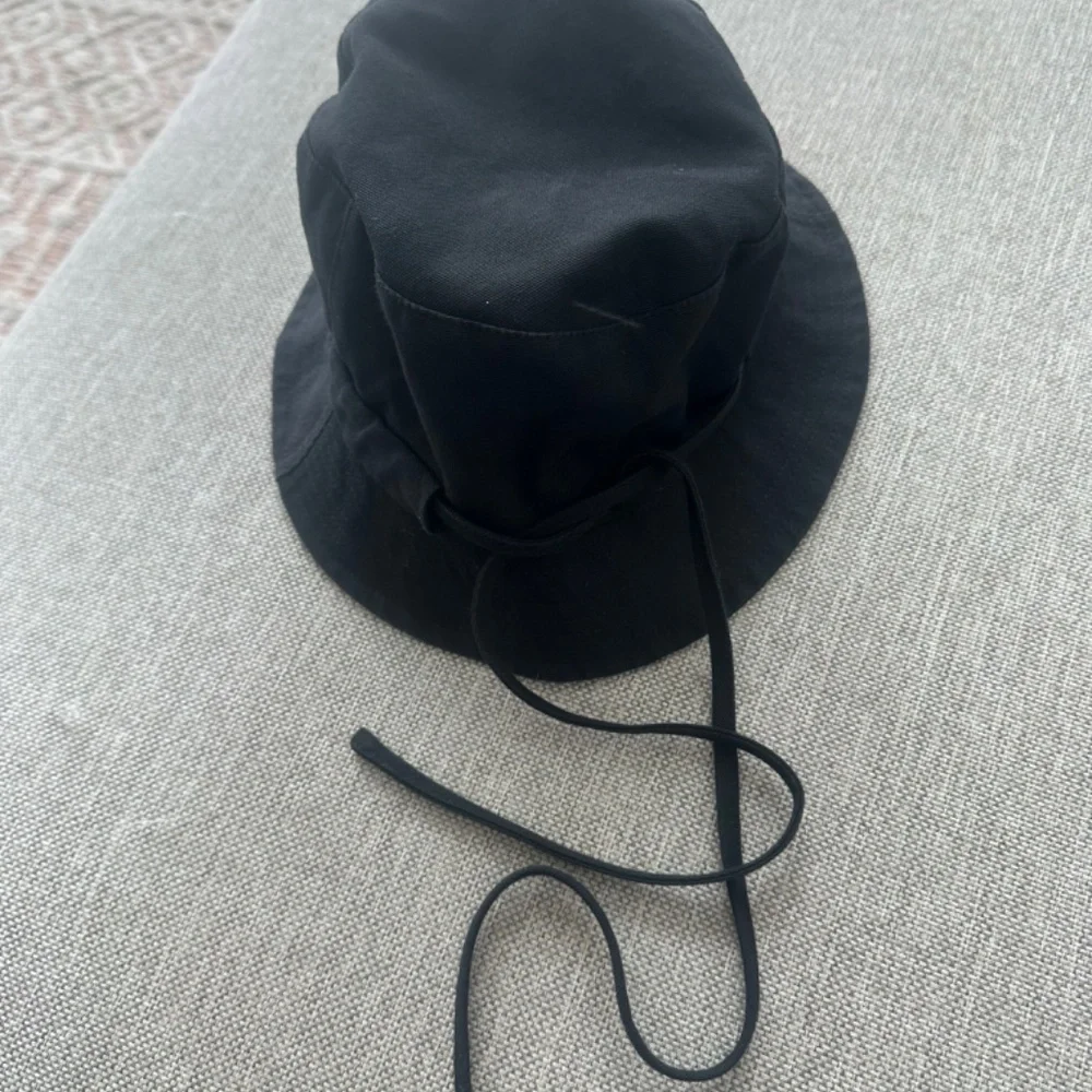 Jacquemus Bucket Hat - Black Les Classiques 'The Gadjo' Bucket Hat - Picture 2 of 6